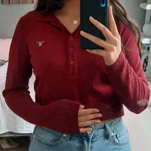 Gant poloskjorta  - En röd gant poloskjorta i dam modell. Tyget är lite tjockare än vanligt skjort typ. Den har fyra knappar som man kan ha uppknäppta eller inte. Storlek S men passar även som M. (Har vikt upp den)