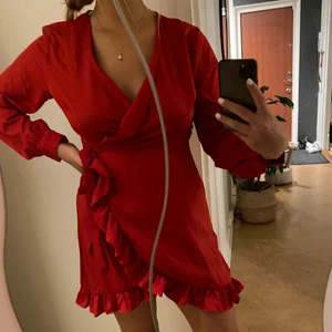 Boohoo - En super snygg klänning som är helt ny. Klänningen är liten i storlek. Står 42 men sitter som 38. Den perfekta klänningen inför hösten🍂🍁 