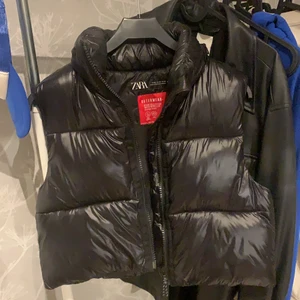 Väst från zara - En snygg väst som endast är testad, storlek XS!  