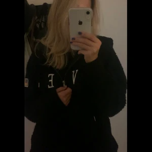 Tröja - Världens mysigaste hoodie från SVEA. Perfekt nu till hösten. Teddy/pile material. Mörkblå 💙💙 köpt dyr 