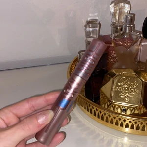 Vattenfast mascara - Maybelline New York Sky high vattenfast mascara! Min favorit mascara men som en familjemedlem köpt fel sort-vattenfast, därför säljer jag eftersom den ej kommer att användas! Aldrig använd eller testad!! Frakt ingår i pris!