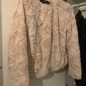 Ljusrosa pälsjacka i fuskpäls superfin!! - Säljer nu min jättefina ljus rosa pälsjacka (fuskpäls)!!! Superfin och gosig, använd 3 ggr💕🥰😍☺️Köp för 300 inkl frakt☺️