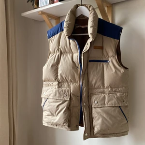 Dunväst vintage  - Säljer en tvärfet vintage dunväst i bra skick, är en väldigt snygg färg och är rätt tålig! Storleken är M men skulle säga att den är S-M lite beroende på hur man vill att den ska sitta. Även en Skitsnygg grön färg på insidan!