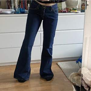Super snygga jeans ifrån lee! Köpta här på plick men var tyvärr lite stora för mig😞 Väldigt fin blå färg! Om du har funderingar eller frågor är det bara att skriva!! (Lånade bilder)