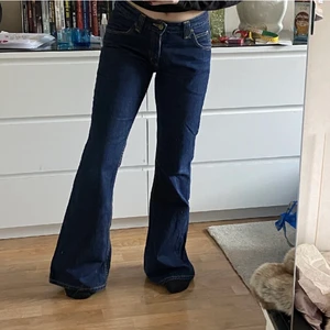 Lågmidjade jeans! - Super snygga jeans ifrån lee! Köpta här på plick men var tyvärr lite stora för mig😞 Väldigt fin blå färg! Om du har funderingar eller frågor är det bara att skriva!! (Lånade bilder)