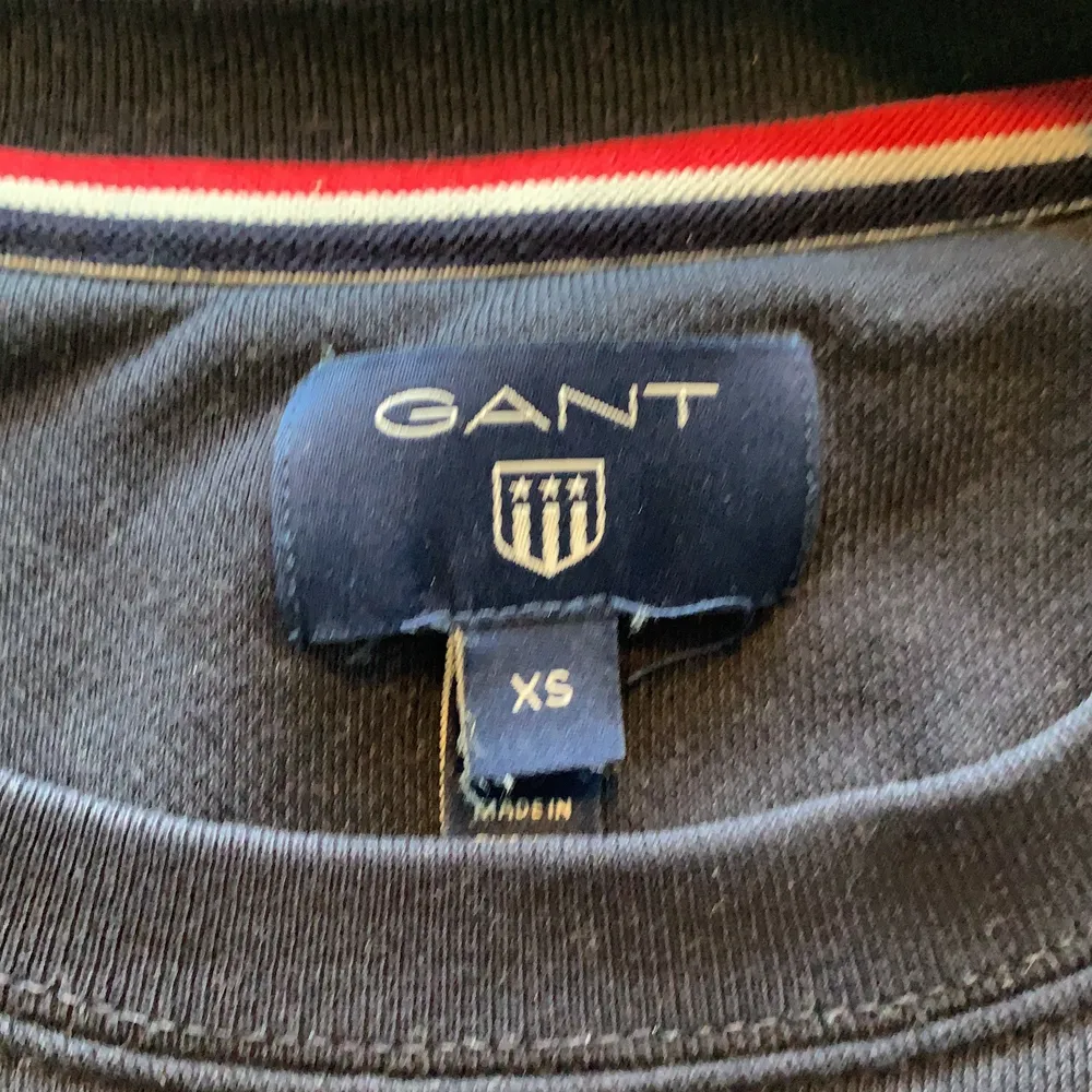 Säljer min jätte sköna marinblå Gant sweatshirt då den inte riktigt passar längre. Ny pris 489. Tröjor & Koftor.