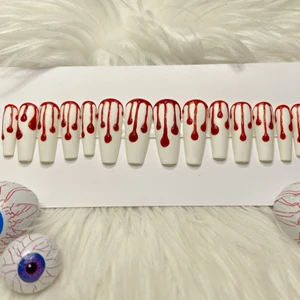 Lösnaglar - Lösnaglar ingår med nagelfil, Alkoholservett och lim.