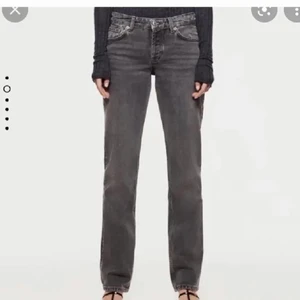 Grå populära zara jeansen lågmidjade  - De super populära grå lidmidjade zara jeansen ! Budgivning Eller köp direkt för 750, bra skick 