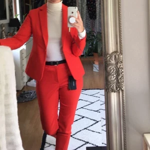 Röd kostym - Röd kostym. Kavaj och kostymbyxor. Använd en gång, köpt från Vero Moda för 900kr