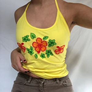 Hawaii halterneck  - Underbar halterneck med populärt tryck av hibiskusblommor! Gott skick! Köpare står för 24kr frakt. Visas på en S men märkt L så uppskattas passa mellan S-L beroende på önskad passform 