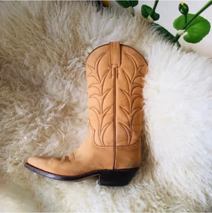 Western / Cowboy Boots i Mocka - Jag köpte dessa på Plick för ett tag sen. Den förra ägaren köpte dem dyrt vintage. Jag har dock aldrig kunnat använda dem då de var för små :(((. Alltså är de helt oanvända och i mycket fint skick! ❤️💖💜 kan mötas i Stockholm på Östermalm eller i Vasastan 
