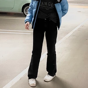 Stradivarius jeans - säljer dessa raka stradivarius jeans i strl 34 då de inte kommer till användning längre. passformen är ganska tight i midjan och långa i benen. säljer för 100kr + frakt🥰