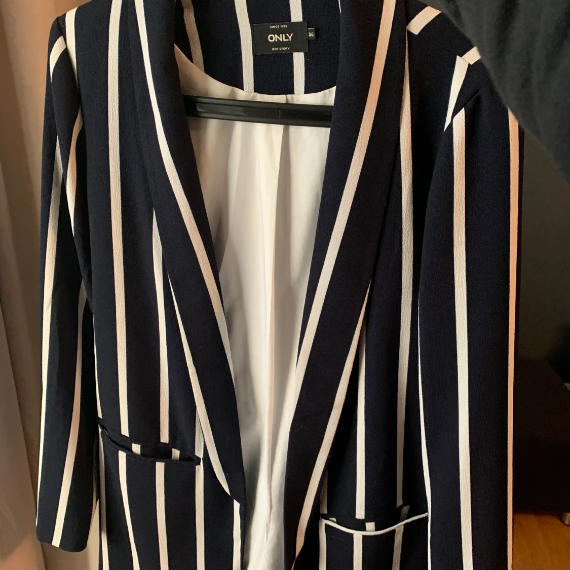 Marinblå kavaj storlek 36