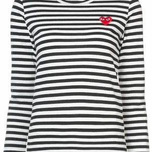 Äkta Comme Des Garçon tröja - Säljer en sådan tröja som på bilden i originalskick 🤎 kostade 1099 kr vid köp :) vit-och svartrandig och passar till allt! Skicka iväg ett meddelande för bilder av mig för passform osv 🍁 kan självklart skicka spårbart