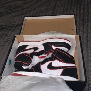 Jordan 1 High Retro OG Redlines Storlek  - Storlek 42                                                                                       Oanvända aldrig haft på mig dem för att sem är för små