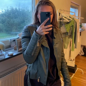 Grön skinnjacka  - Grön skinnjacka från Chiquelle i storlek 38. En av spännerna är trasig annars inga defekter. Frakt tillkommer, skicka ett meddelande för frågor eller vid intresse 🤎