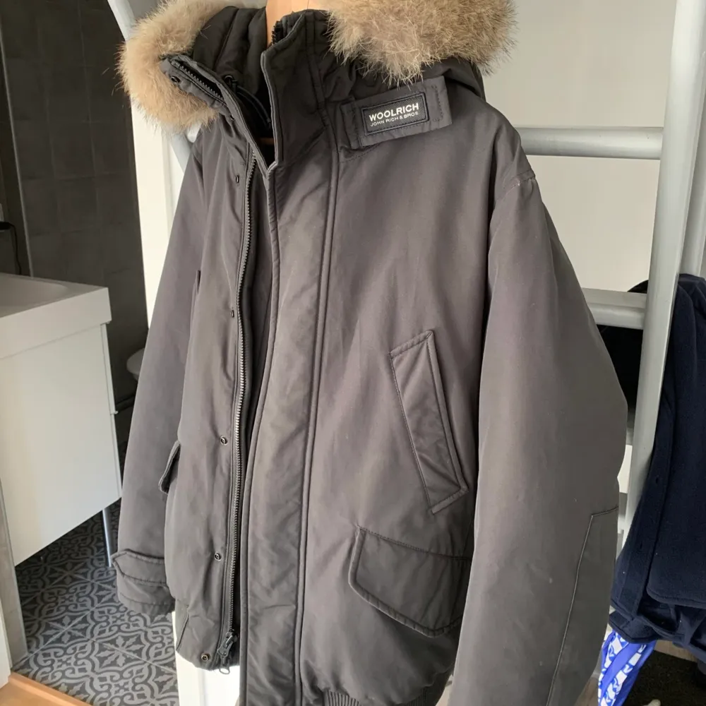 Säljer en woolrich vinterjacka i nyskick använd 1 vinter, kortare modell i mörkgrå nypris 7000. Jackor.