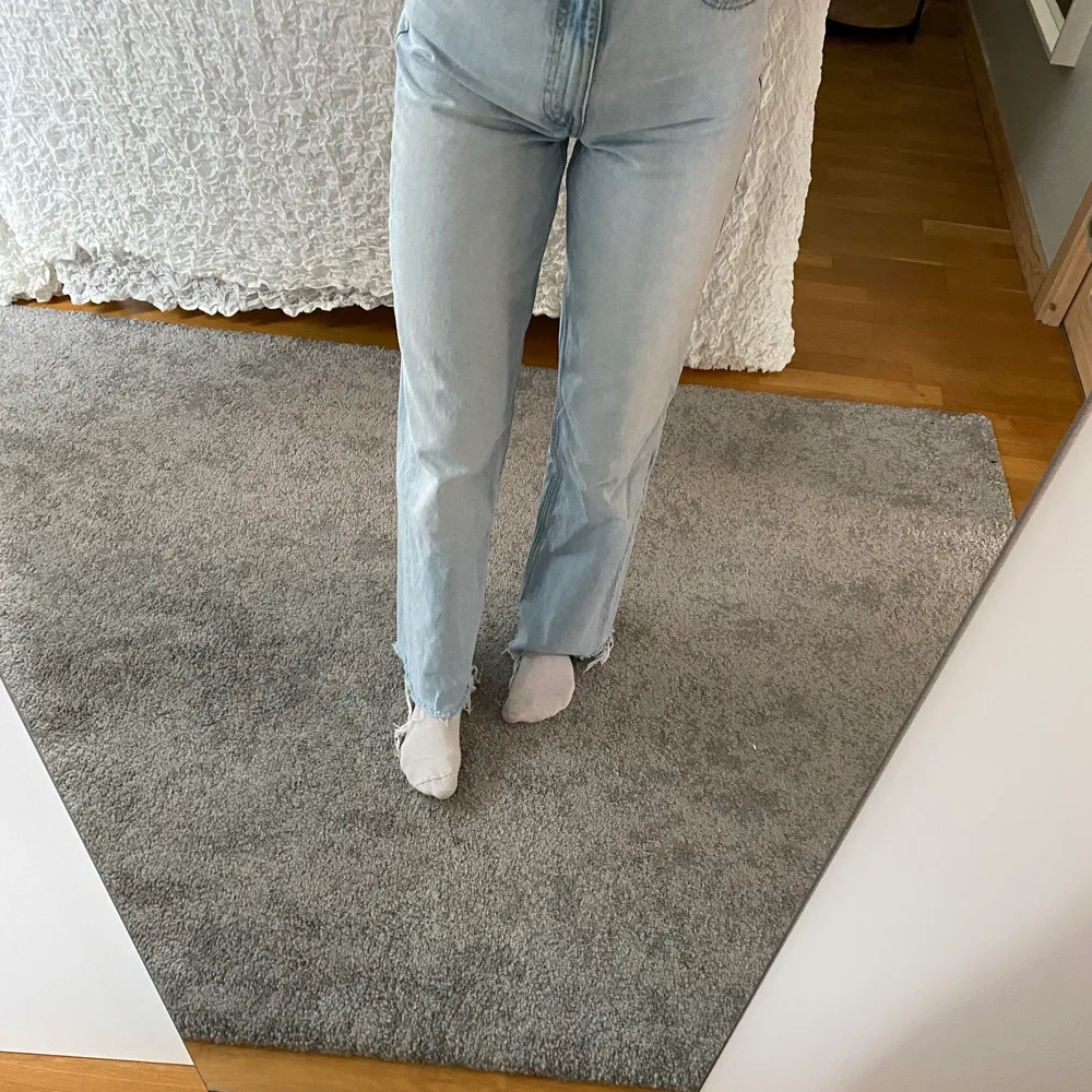 Ljusblåa jeans från zara i storlek 32. Jeans & Byxor.