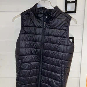 Everest väst storlek 158/165 (xs/s)  - Hejsan! Jag säljer denna fina väst ifrån Everest! Använd några gånger men tycker absolut den är i ett fint skick och ser knappt använd ut. Säljer pga att jag inte använder väst längre ❤️