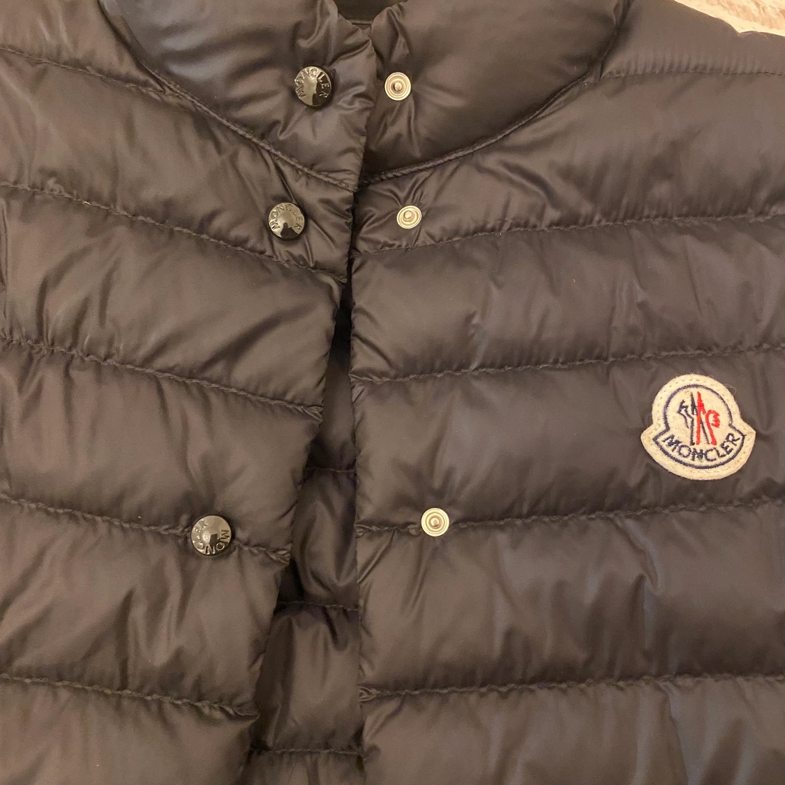 Moncler väst i toppskick  - 90