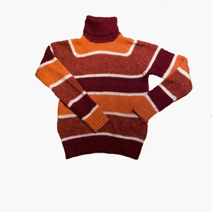 Polotröja - Jättehärlig randig polotröja❤️🧡🤍  Väldigt höstlig🍁Tyvärr är det lite hål i den som en kan se på bild tre:/ Den är i stolek S. Köparen står för frakten📦💕 