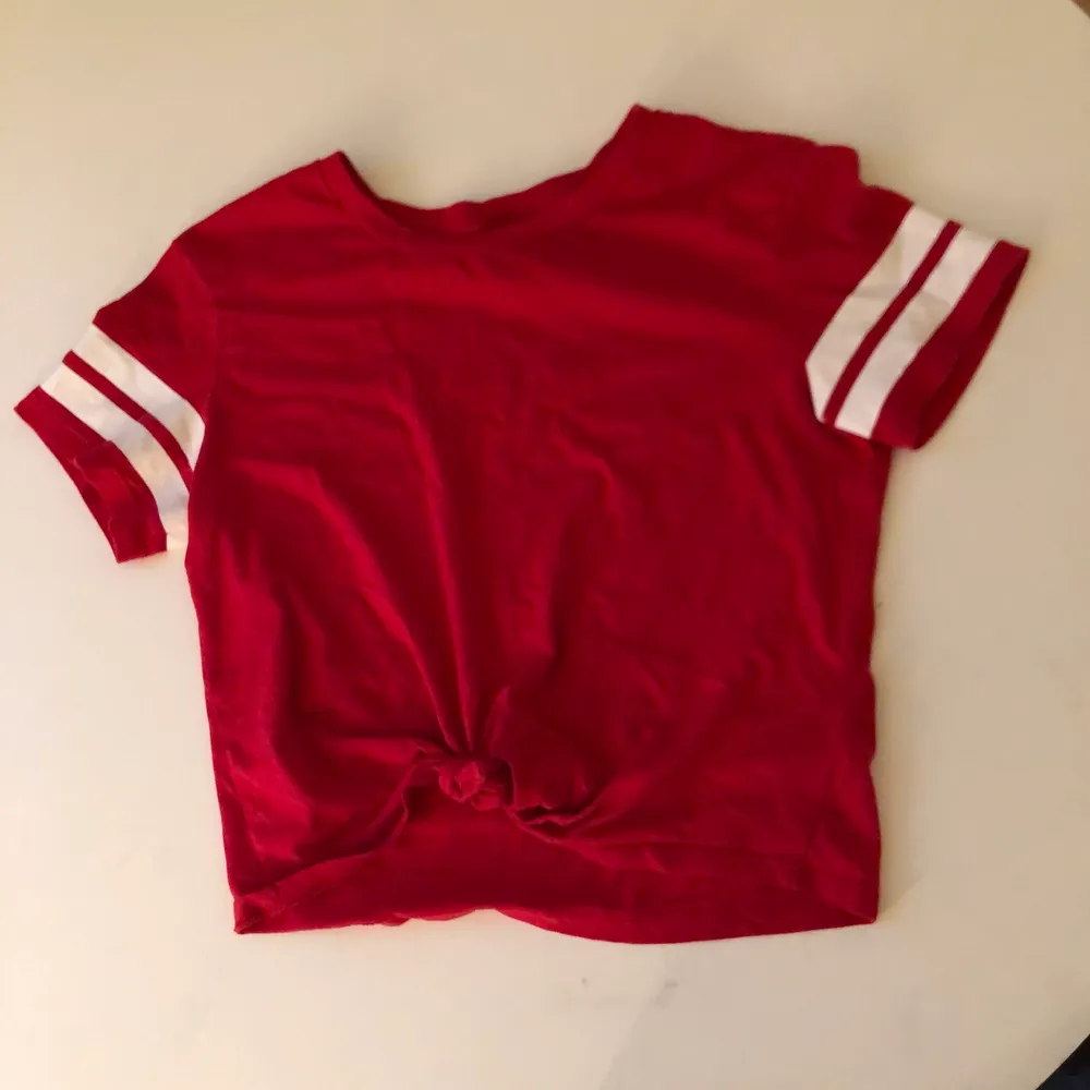 Röd t-shirt med ränder på ärmarna❤️ Den är köpt på H&M för 100kr. Ganska mycket använd men ser ändå bra ut. Den sitter lite pösigt och är väldigt skön. Storlek: XS.                                                                    Du står för frakten<33 Står inte för postens slarv. T-shirts.
