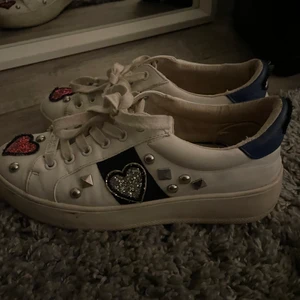 Detaljerade skor från Steve Madden - Super coola och söta skor från Steve Madden. Blivit lite slitna men fortfarande i bra skick. 