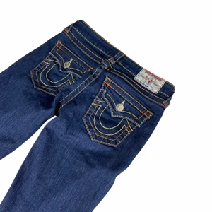 TRUE RELIGION JEANS - SUPERSNYGGA! Riktigt bra skick. Midjemåttet är: 35cm, innerbenslängden är: 75cm