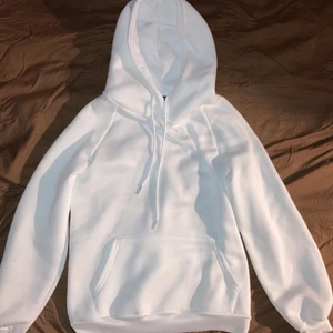 Hoodie - Vit Hoodie strl S. Skön och tjock. Helt ny, oanvändbar! Säljer den pga det kom två stycken när jag beställde. Sitter super fint💗 säljer för 100kr. Köptes som ny för 259kr💗🤩