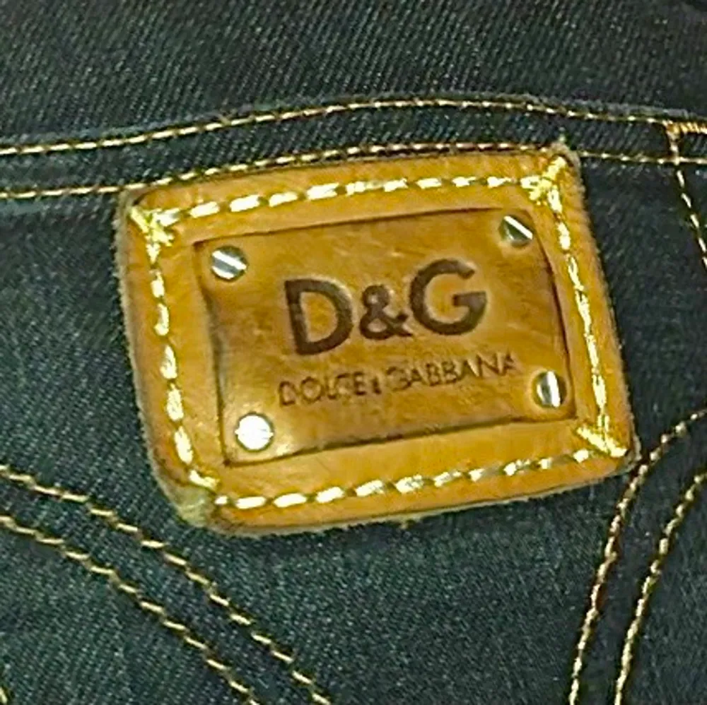 Gråa, lågmidjade jeans från Dolce & Gabbana. Buda i kommentarerna!❤️ Köp direkt för 300!. Jeans & Byxor.