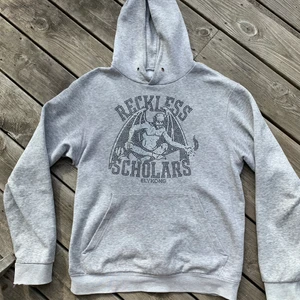 OG Reckless Scholars Hoodie - Flera flaws men ändå liv kvar, har en mindre röd fläck som inte syns på bild
