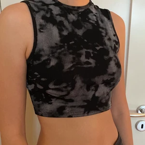 Topp med tie dye från PrettyLittleThing - Cool tie dye-topp från PrettyLittleThing. Väldigt bra skick. Köparen står för frakten. 