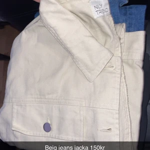 Jeansjacka  - Beige jeansjacka från Nelly. Helt oanvänd. Säljer pga för stor på mig. Storlek M