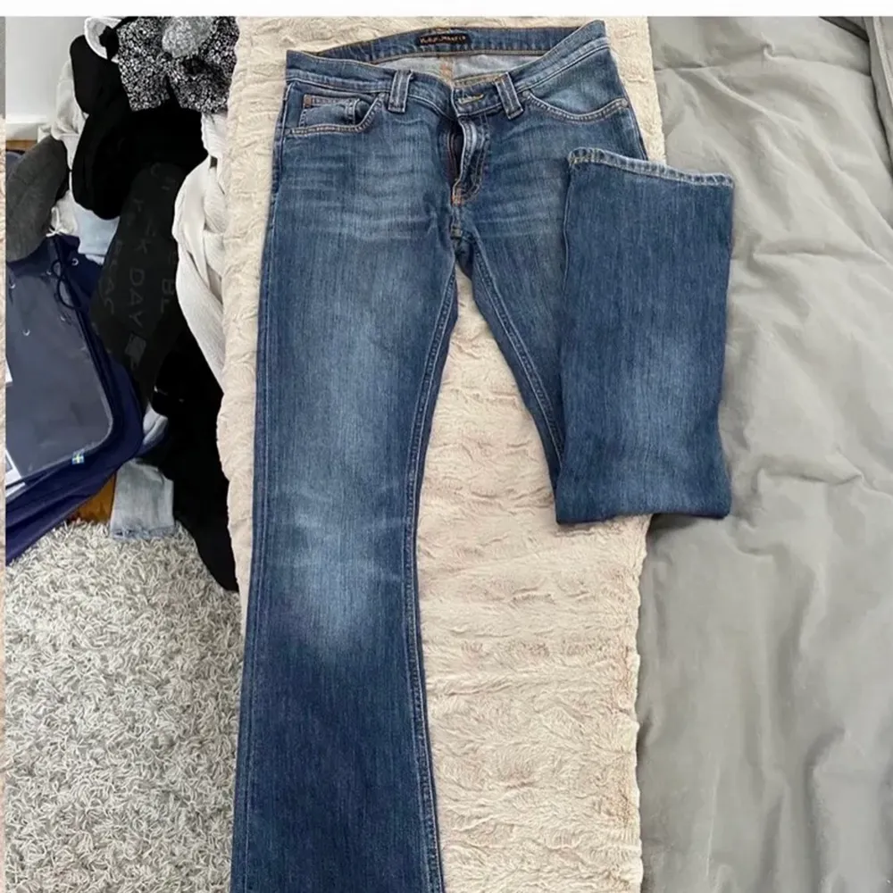 Lågmidjade jeans från Nudie, väldigt snygga men säljer pga. fel passform för mig tyvärr! 💗 Skriv privat för fler bilder etc. Jeans & Byxor.