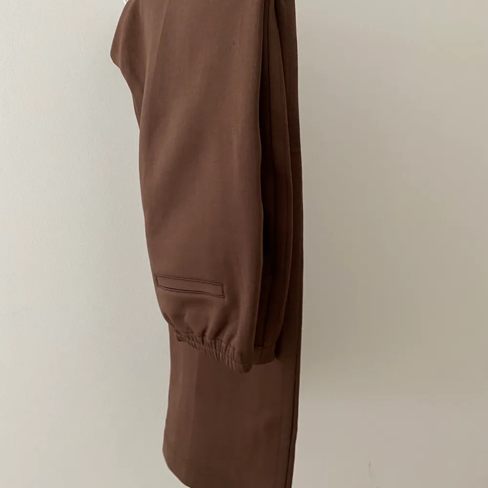 Brown jogger trousers with adjustable waist. Jeans & Byxor.