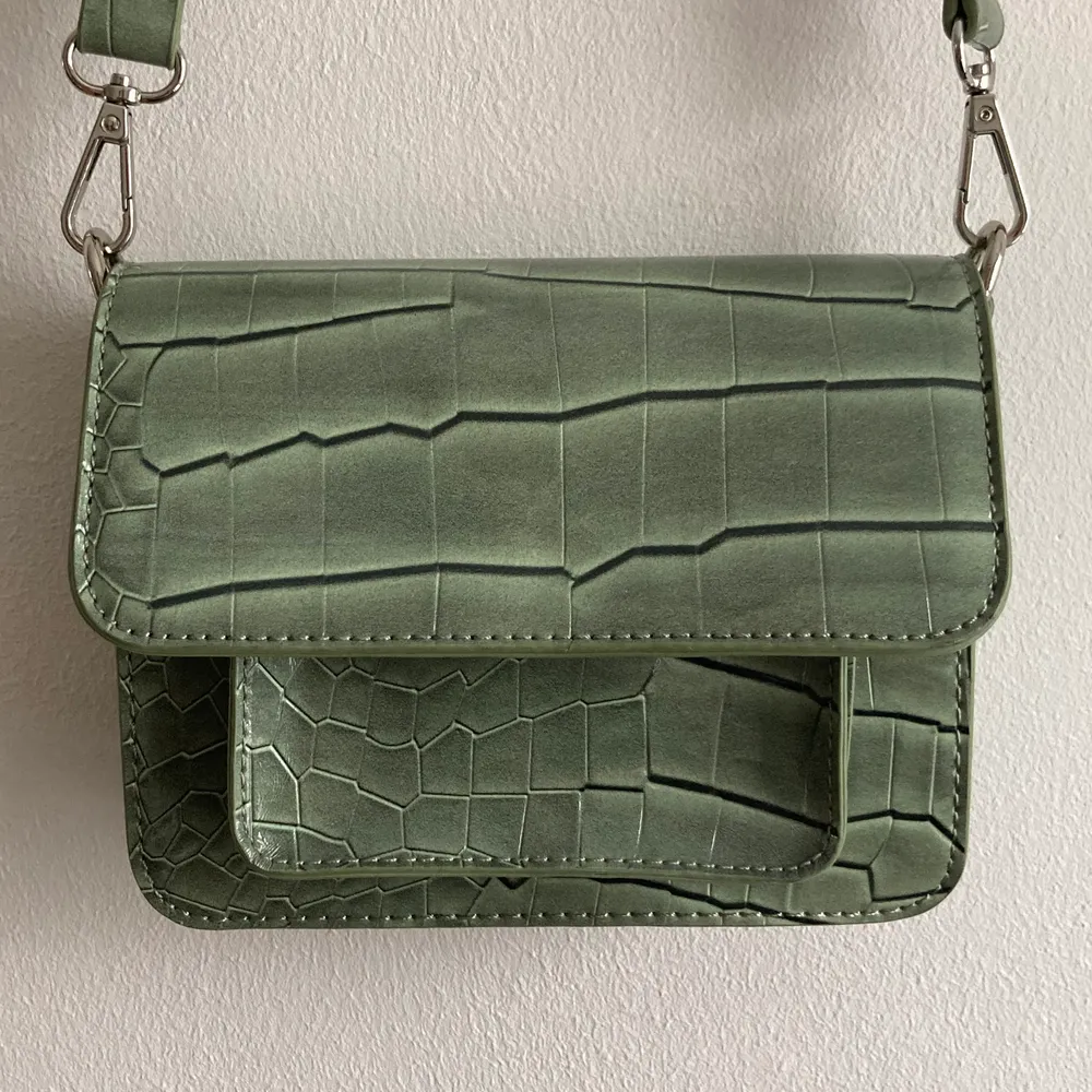 Jättefin grön väska från Hvisk. Köparen står för frakt💓. Väskor.