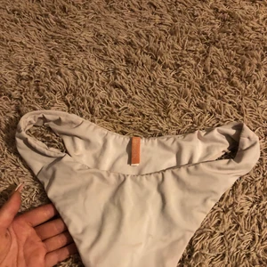Bikini underdel - En fin vit bikini underdel i string. Lite ribbad på vissa ställen, sitter bra runt midjan. Från My beach. Endast testad