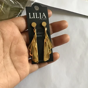 Superfine örhängen  - Superfint örhängen helt ny. Lilja . 120kr ink fark. Butiken pris mer än 300kr
