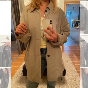 Oversize kappa - Beige kappa som sitter oversized, går att stryka.