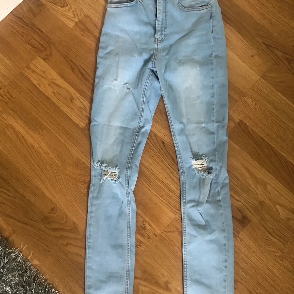 Super super snygga jeans från Na-kd som sätter sig jätte fint!  Sitter ganska tajta och storlek 36 använt dem en gång säljer då jag använder lite störrre jeans!❤️. Jeans & Byxor.