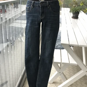 Armani jeans  - storlek 27 men skulle säga s/xs. Lågmidjade skinny, raka längre ner. Sitter jätte fint på men nt riktigt min stil:(