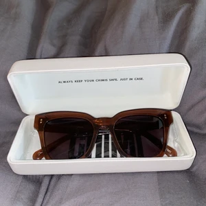 Chimieyewear 005 Brown  - Söker mina i princip oanvända chimis i modell 005 brown. Säljer pga kommer ej till användning. Skickar med glasögonfodralet samt den oöppnade putsduken som medföljer. Nypris på hemsida 999kr. Frakt tillkommer💖💖