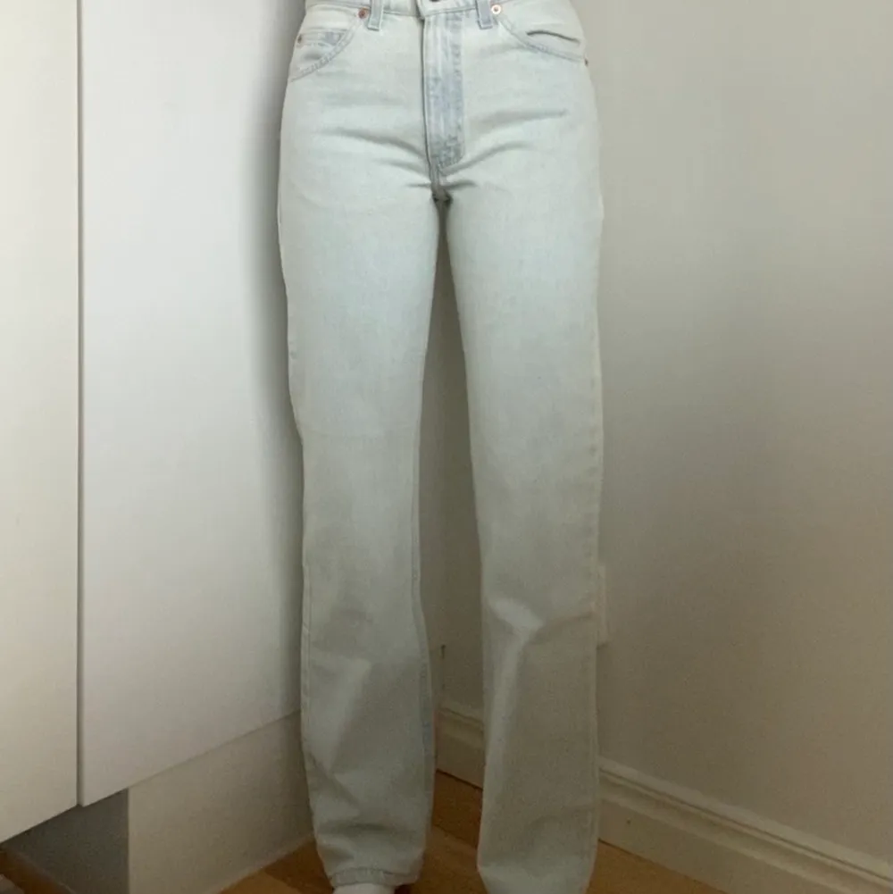 Superfina Levis jeans i modellen 505, står w29 l32, passar mig som brukar ha w25 nyare i Levis jeans, jag är 170cm lång, köpare står för frakt🥰🥰. Jeans & Byxor.