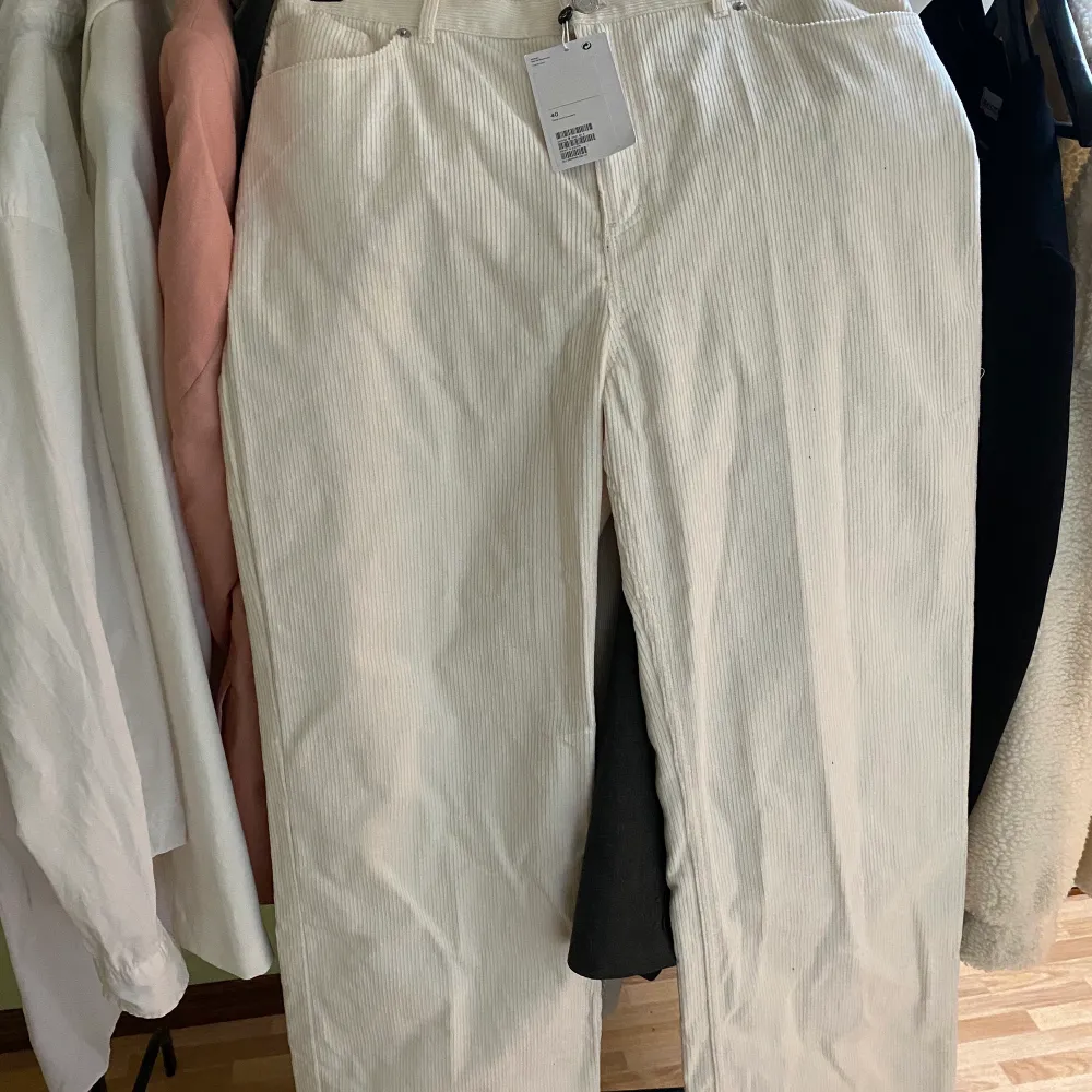 Riktigt snygga vita manchesterbyxor i modellen Yoko cord strl 40, dessa är köpa på Monkis egna hemsida men jag råka köpa fel storlek därför säljer jag dem💓 inga defekter, etiketten är kvar och plagget är endast testat på! Köpte för 400kr💗. Jeans & Byxor.