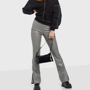 Helt nya skinnbyxor  - Helt nya grå skinnbyxor. Perfekt längd på mig som är 172 och perfekt passform. Sitter bra i midjan och har även slits nere vid foten. Kvar lapparna då jag har många liknande. Skriv privat för fler bilder. Nypris 499kr