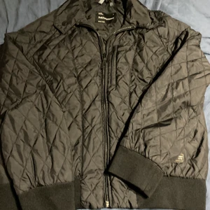 Peak performance damjacka - Storlek M, hel och ren.