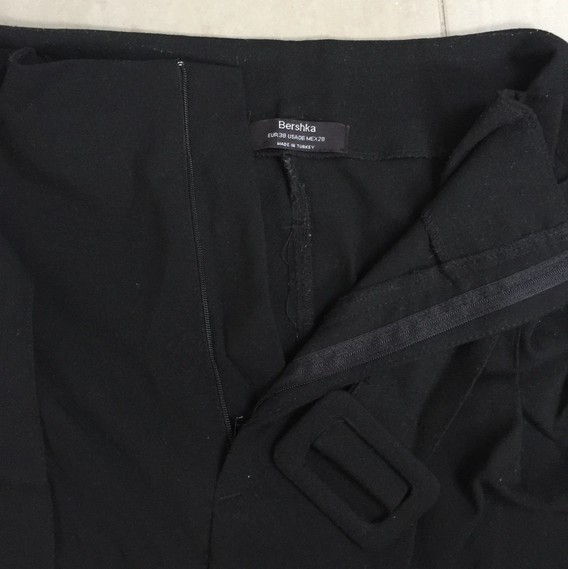 Svarta högmidjade byxor med spänne - 91