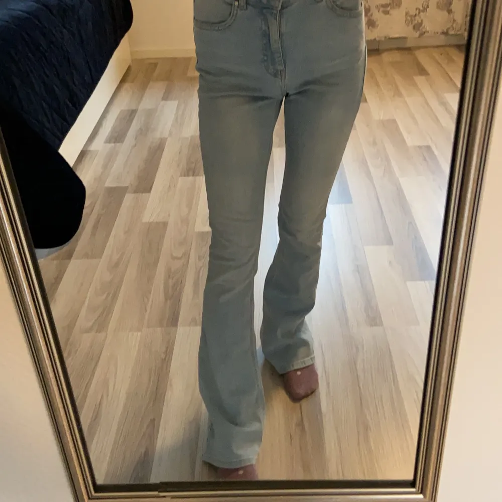 Utsvängada jeans i ljusblå. Shit fina men kommer ej till användig 💕. Jeans & Byxor.
