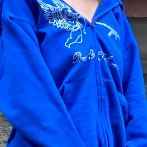 Rhinestone hoodie  - Säljer min skitsnygga blåa rhinestone hoodie.💙Storlek S men är lite oversized.💙 Säljer endast vid bra pris. Köpt på instagram.💙Bud startar på 700 men köp direkt för 900.💙 Köparen står för frakt.💙💙