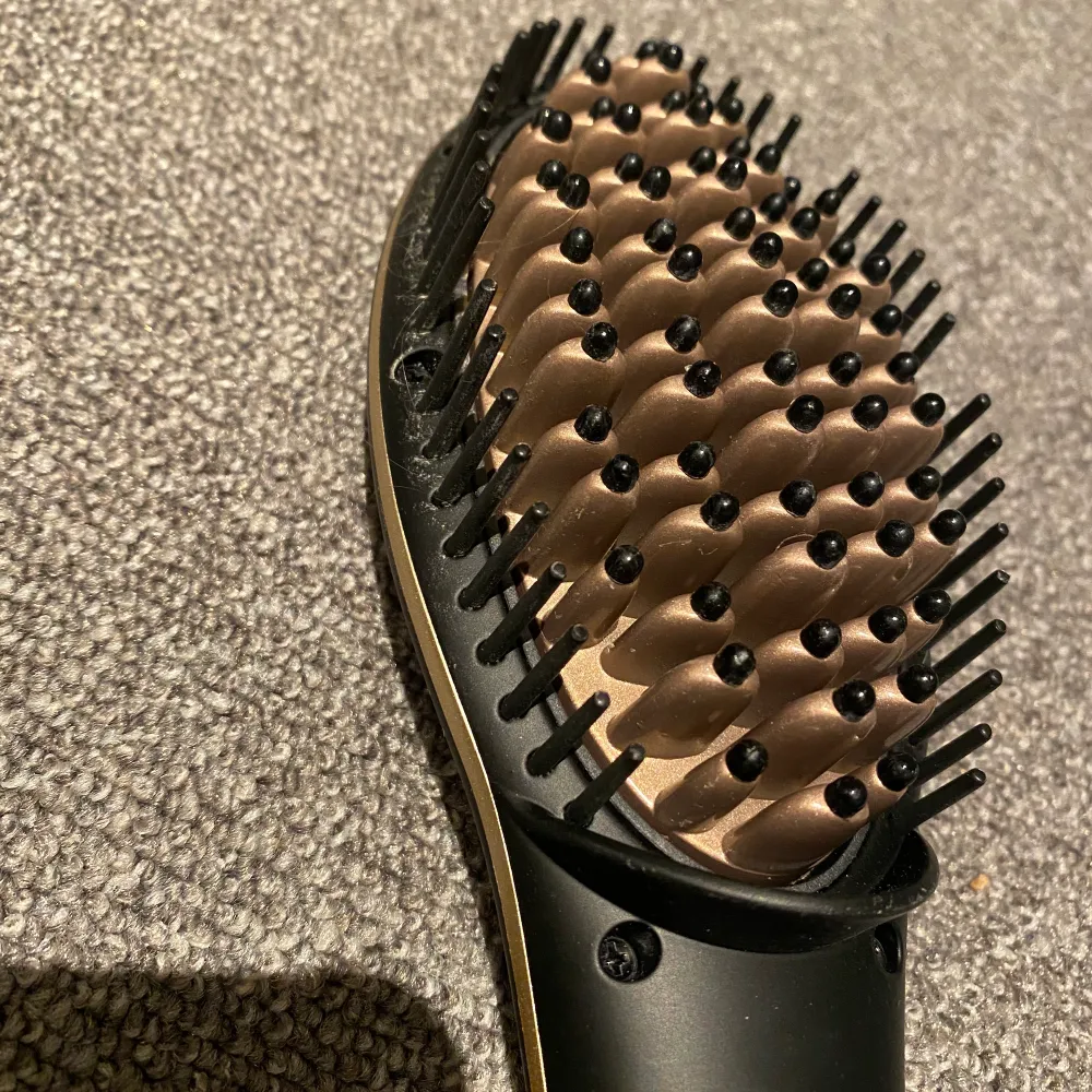 En straightening brush på 70w, använd ett fåtal gånger, fungerar bra men säljer då jag inte längre använder värme på mitt hår. . Övrigt.